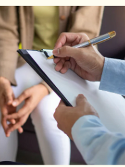 Notizen während Coaching oder Workshop – Symbolbild für Fallstudien und Dokumentation.