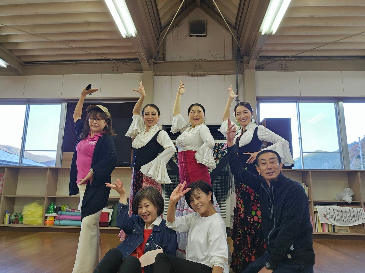마쓰자키 댄스 스튜디오에서 함께 포즈를 취한 무용수와 참석자들