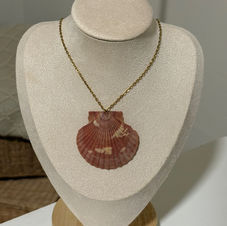 Collier dore et coquillage rosé