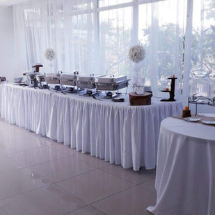 Buffet con chafing dishes y manteles blancos - Fiestalandia Panamá