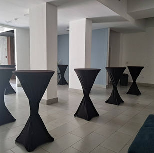 Mesas cocteleras con licra negra en salón - Fiestalandia Panamá