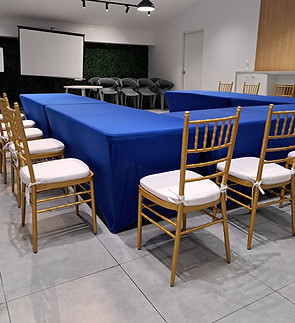 Sillas Tiffany doradas con cojín blanco para eventos - Fiestalandia Panamá