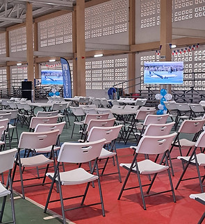 Sillas plegables blancas en alquiler para eventos - Fiestalandia Panamá