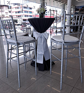 Sillas Tiffany altas con cojín blanco y mesa coctelera de licra negra - Fiestalandia Panamá