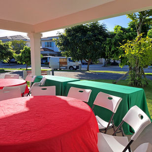 Mesas con manteles rojo y verde y sillas plegables al aire libre - Fiestalandia Panamá