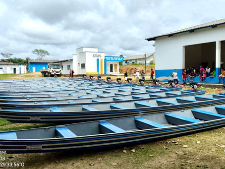 Prefeitura de Santa Rosa do Purus realiza entrega de canoas de alumínio e motores de 13hp às famílias ribeirinhas do município