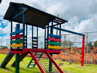 Prefeitura de Santa Rosa do Purus investe em lazer e aprendizado com construção de parquinho em escola infantil