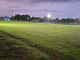 Prefeitura de Santa Rosa do Purus realiza manutenção da iluminação do campo de futebol
