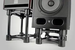 iso-stands-lifestyle-03.webp