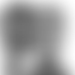 Una máscara oculta el rostro verdadero.