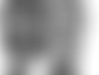 Una máscara oculta el rostro verdadero.