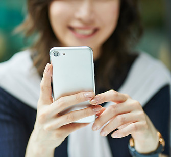 スマートフォンを持つ女性