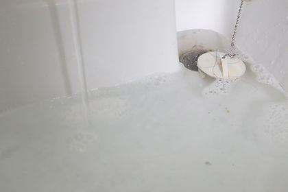 排水管がつまって水がたまった浴室