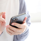 スマートフォンで問い合わせをする人