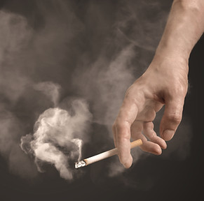 タバコを持つ手