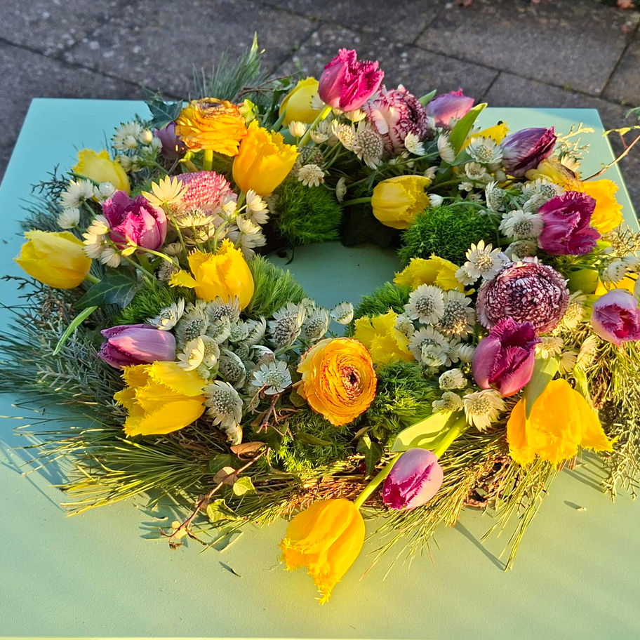 Frühlingskranz aus bunten Blumen