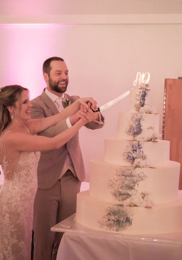 Hochzeitstorte anschneiden