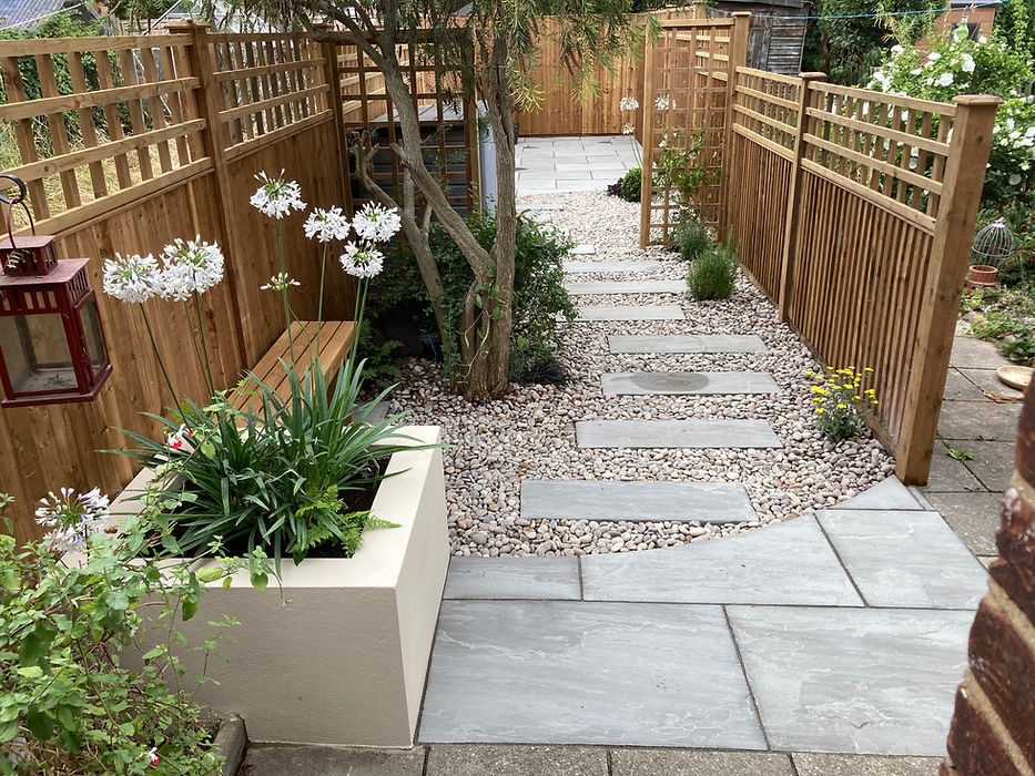 feather edge fencing with trellis - Copy.jpg