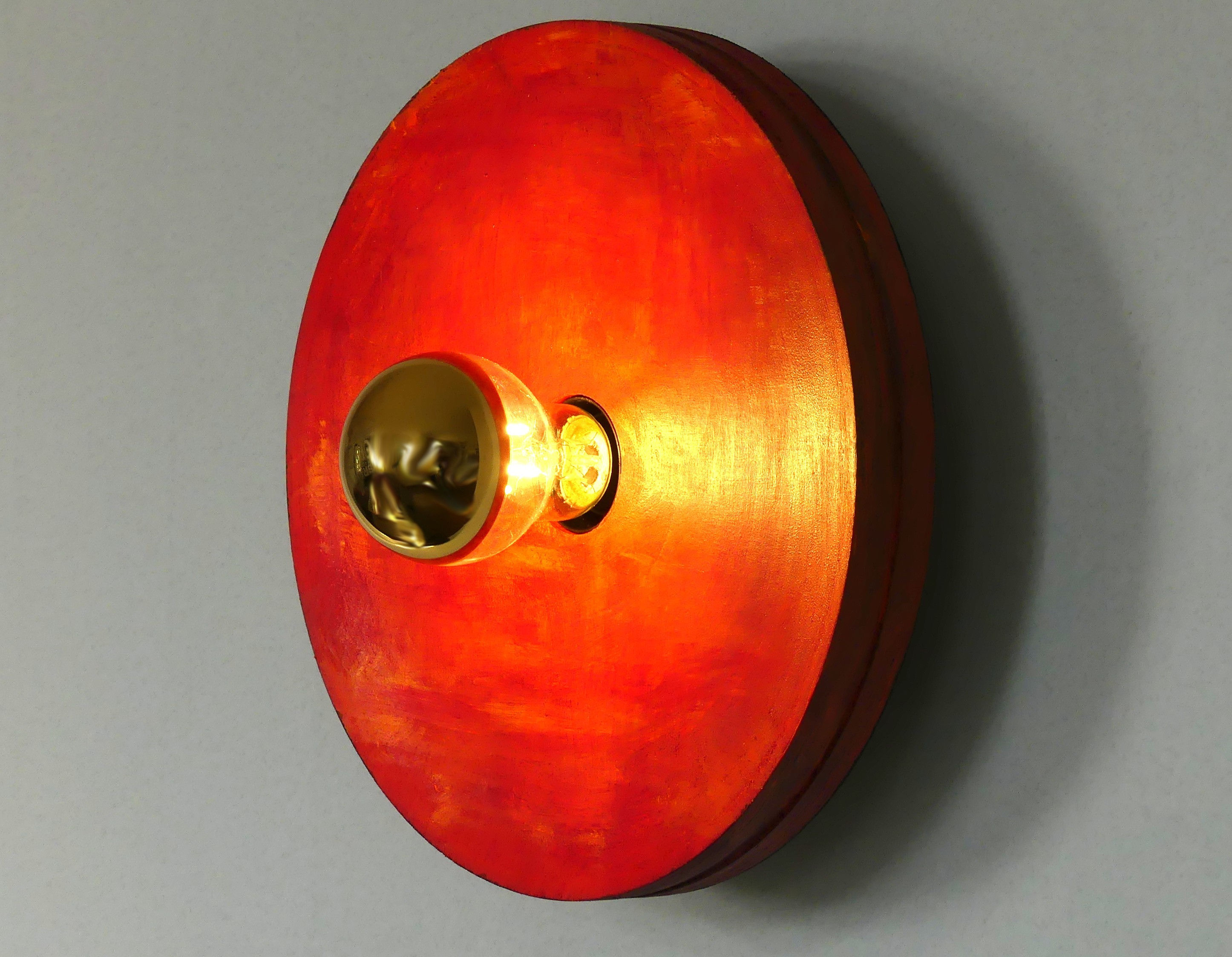 Applique murale ronde rouge – Sculpture lumineuse artisanale – Ø 25 cm