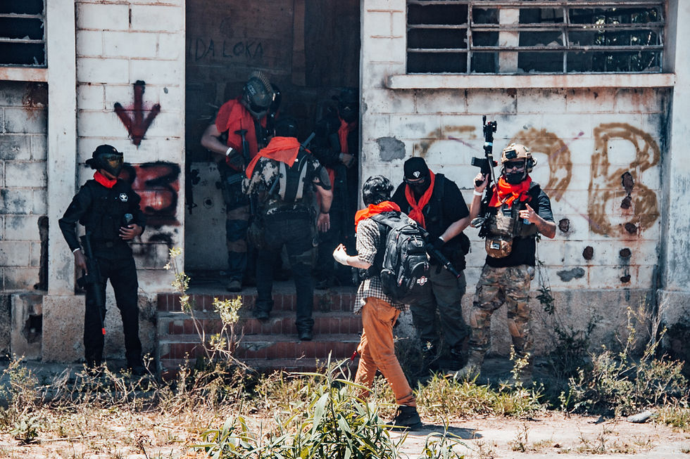 Ruínas dominadas por facções em cenário de airsoft pós-apocalíptico