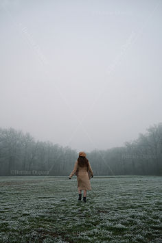 femme française avec béret qui court vers une forêt. Ambiance mystérieuse avec brouillard pour licence couverture de livre, book cover thriller