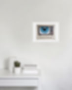 tirage art 30x40cm sur mur blanc représentant une télévision de Magritte et Orwell