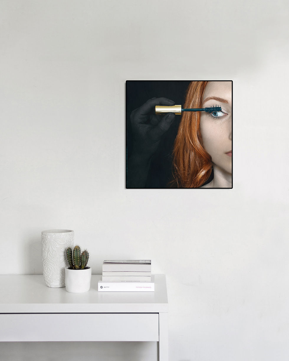 Miniature : photographie d'art limitée d'une femme qui met du mascara en situation sur papier canson 310g 40x40cm un mur blanc