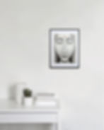 peinture acrylique du visage d'une femme en noir et blanc avec cadre noir en situation sur mur blanc