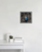 photographie d'art limitée d'une femme devant du bois en situation dans un cadre en aluminium noir 30x30cm sur un mur blanc