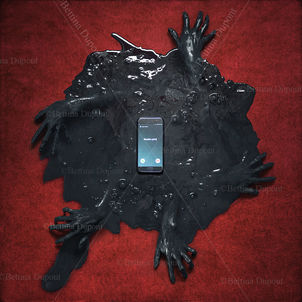 photographie surréaliste avec un téléphone qui sonne et des mains noires qui sortent d'une flaque. Ambiance horreur et anxiété sociale idéal pour cover book