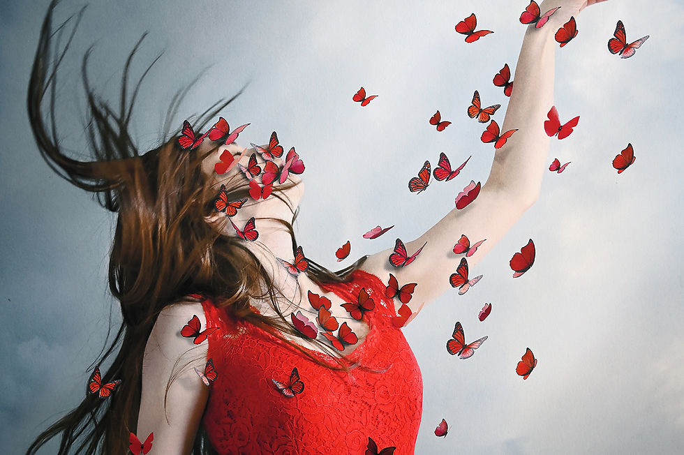 zoom sur une photographie d'art surréaliste d'un portrait de femme en rouge avec des papillons