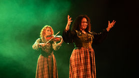 Spectacle Le cri d'une mandragore lors de la soirée de lancement du recueil - avec Pauline Perrot et Anna Kolasa