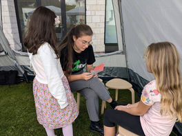 Lecture de poème d'une membre sublime de la Chouette à des enfants