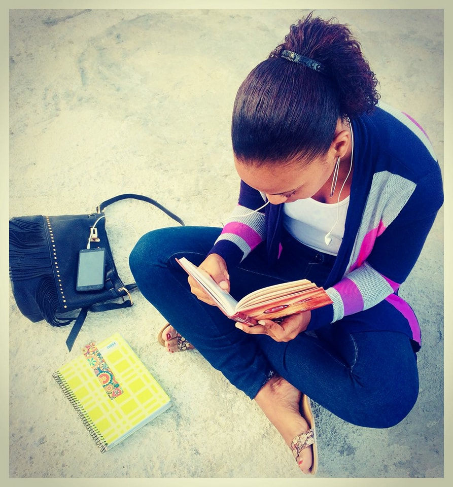 Janice Miranda devorando livro ...