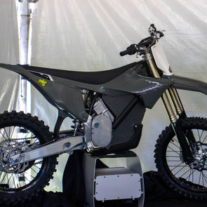 Stark Varg chega ao Brasil pela American Dream: Roots MX testa a moto que pode mudar o motocross