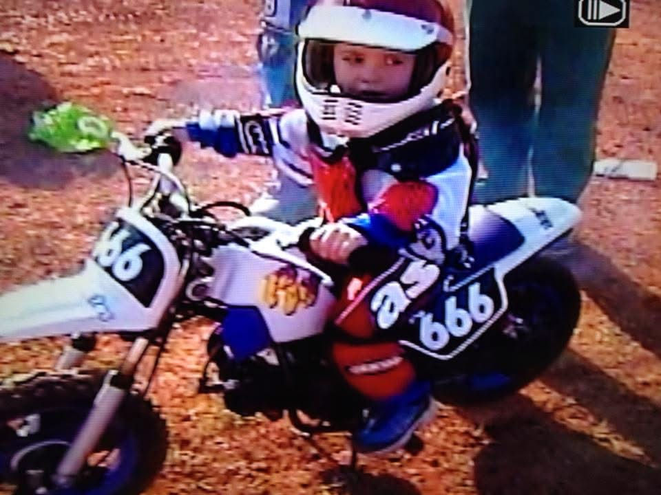 Enzo Lopes em seus primeiros anos de vida já em cima da moto