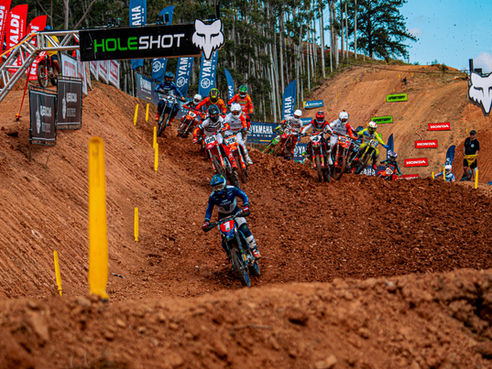 A disputa que parou o motocross nacional neste domingo. Confira tudo o que rolou na segunda etapa do MX1 GP Brasil em Canelinha/SC