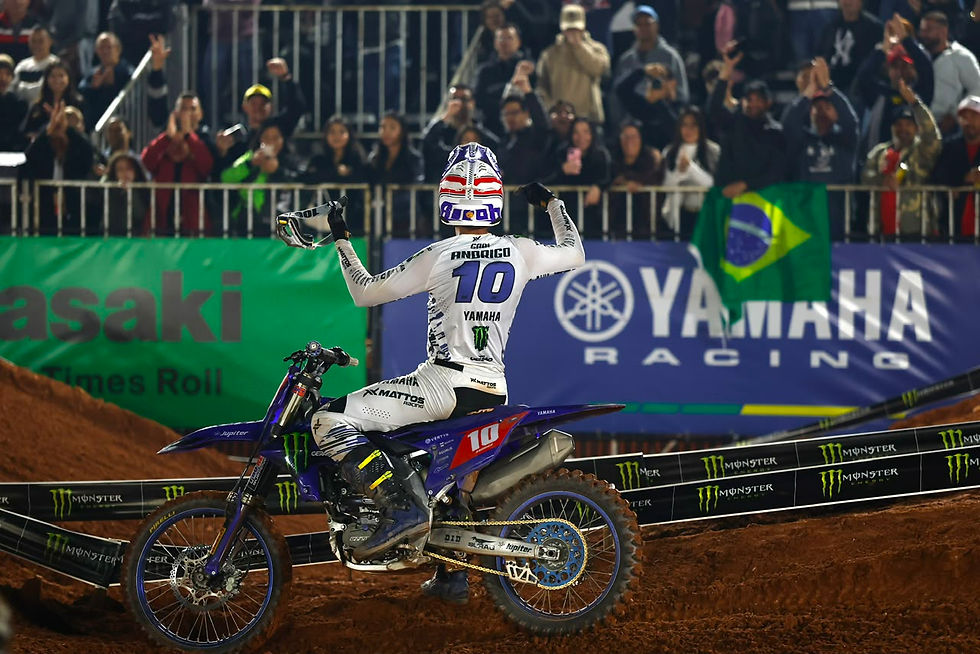 Gabi Andrigo celebra vitória na AX2 - Imagem: Arena Cross Brasil
