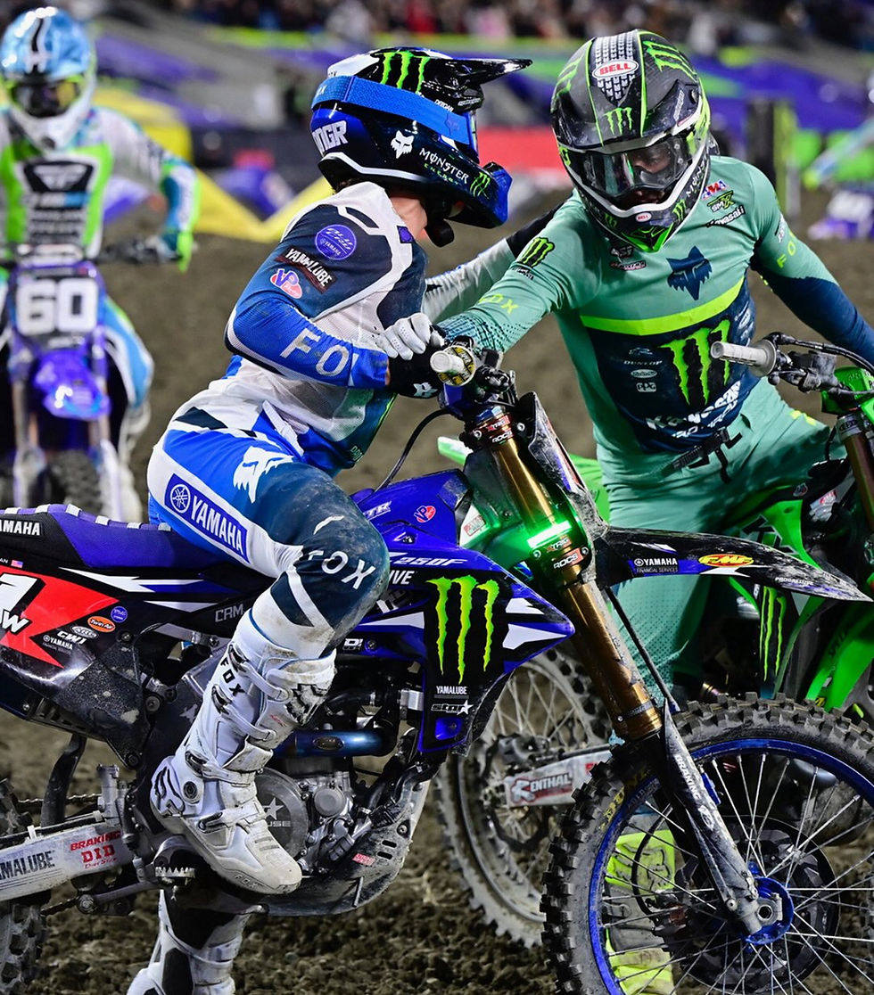 Deegan e Kitchen se cumprimentam após bandeirada | Imagem: Motoonline