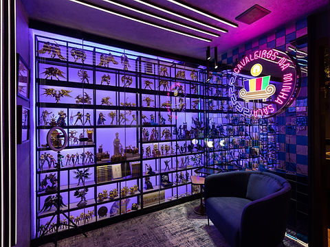 Studio do Youtuber Colecionador, estantes de coleção com iluminação em LED e poltrona, Morar Mais por Menos BH 2021, Alexandre Ribeiro Arquitetura
