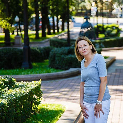 a forward-minded specialist in sales and marketing,international trade,expert in purchasing management,job experience in international company,collaboration with companies worldwide