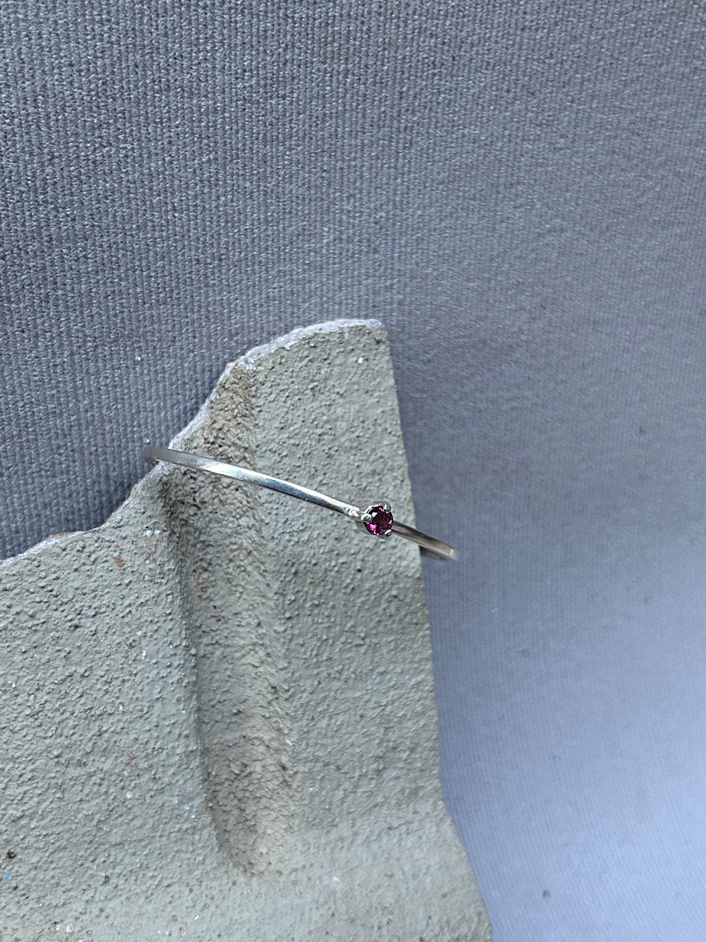 Pulseira slim com pedra (turmalina rosa)