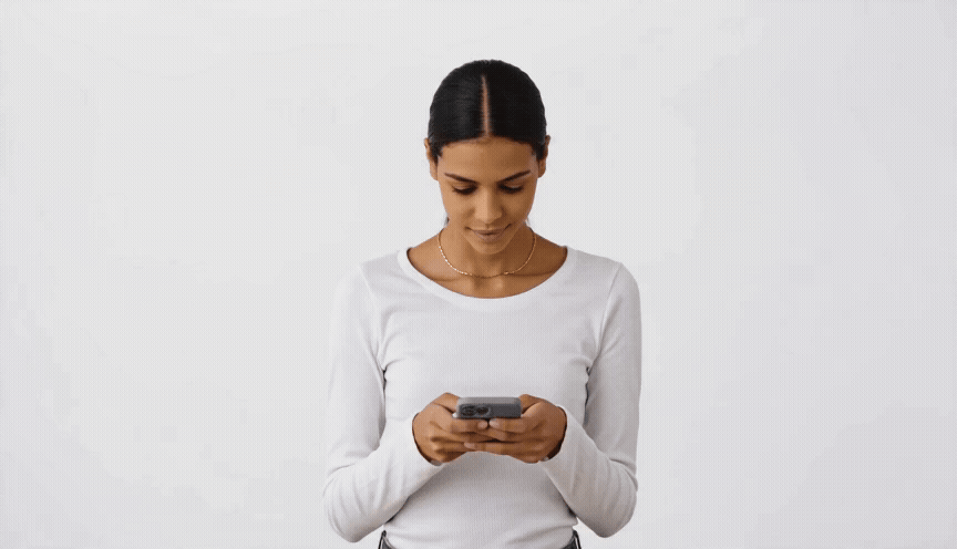 magnific_crea-una-mujer-sosteniend_SOqNPvDUb8-ezgif.com-optimize.gif
