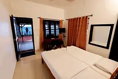 Cosy Bedroom with Lake View – Cottage Overlooking Vembanad Lake in Kumarakom