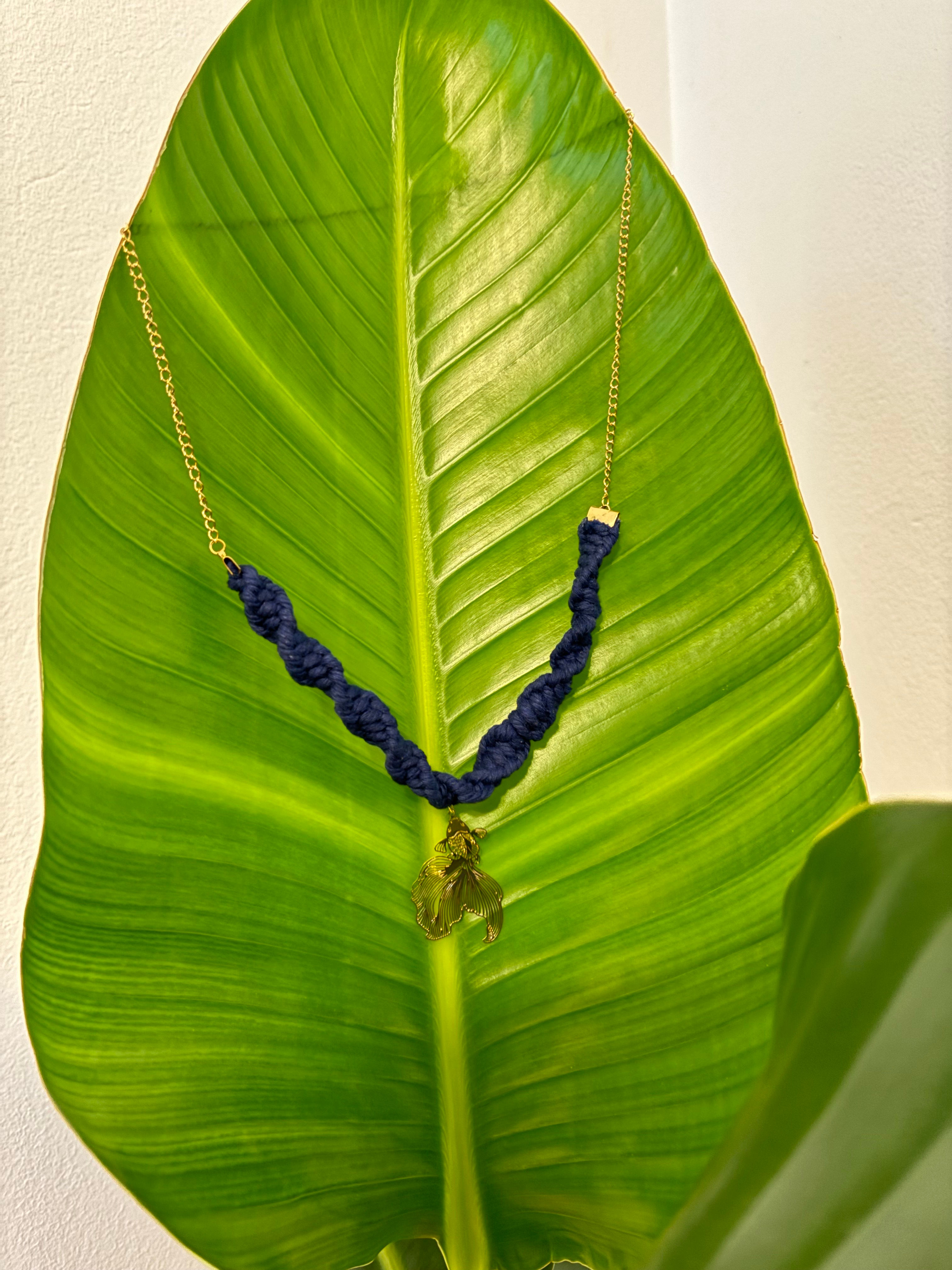 Collier en macramé bleu avec pendentif Carpe Koi