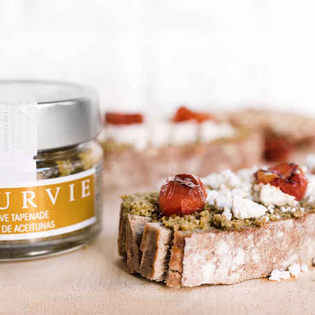 Bruschettas con Paté de Aceitunas, Feta y Tomatitos