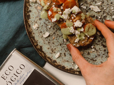 TOSTADAS DE BABA GANOUSH, QUESO FETA, CHERRYS Y SALSA DE CILANTRO