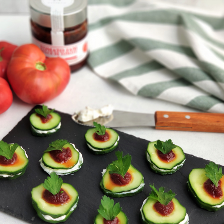 Canapés de Pepino, queso crema y Dulce de Tomate