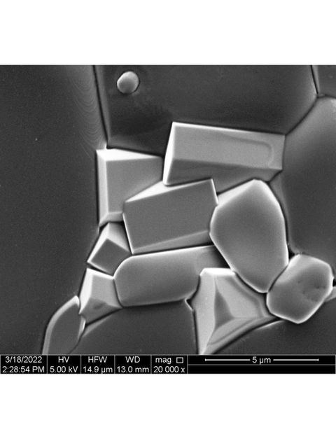 ME_12-Grãos e fases secundárias da cerâmica TiO2 co-dopado com Nb e Y.jpg