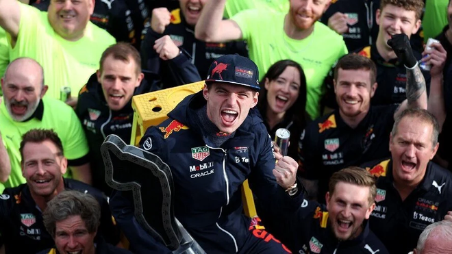 Max Verstappen domina sin oposición en casa de los de Maranello